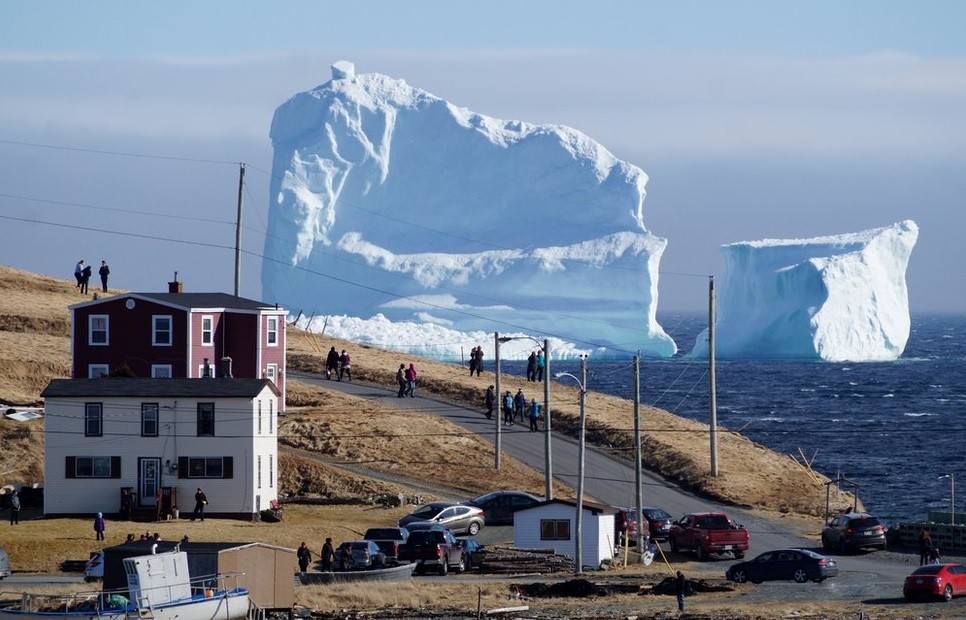 El show natural en el "callejón de los icebergs" en Canadá | Internacionales