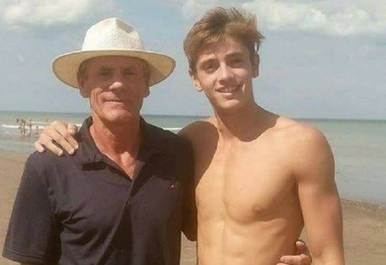 El padre que busca a la chica que le sacó la última foto con su hijo antes de morir | Redes