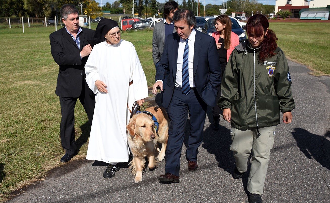Entregaron una perra entrenada por internas de un penal para que ayude a una joven con discapacidad | Actualidad
