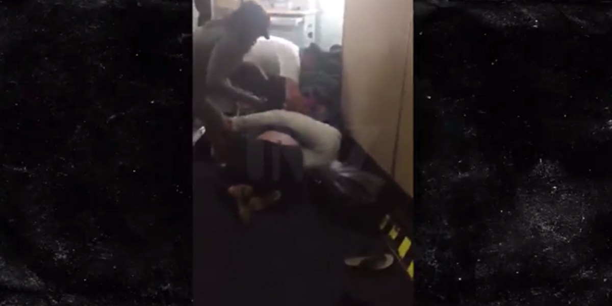 Nuevo escándalo aéreo: un piloto golpeó a una pasajera para detener una pelea | Internacionales