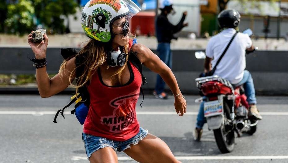 Quién es la "mujer maravilla" que protesta contra Madura en las calles de Caracas | Internacionales
