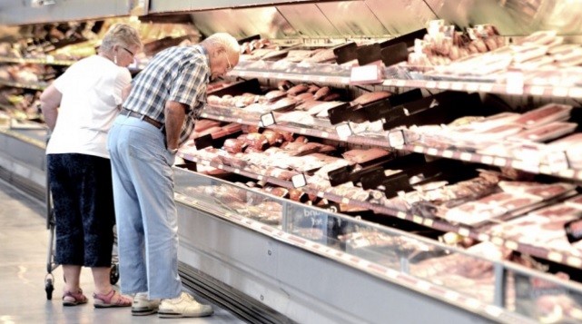 Fuertes promociones y descuentos para alentar el consumo y liquidar stocks en los hipermercados | Actualidad