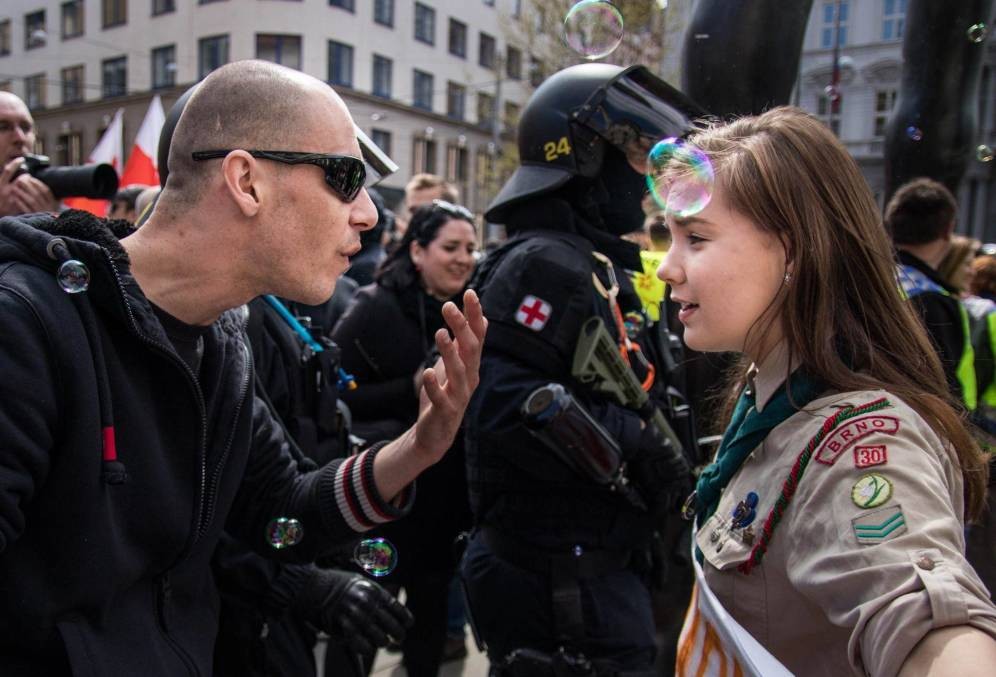 Viral poderoso: la nena scout que enfrenta a un neonazi en una marcha | Internacionales