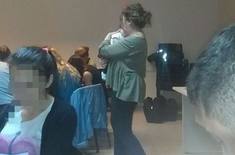 Foto viral: la profesora que cuida al bebé mientras toma examen | Redes