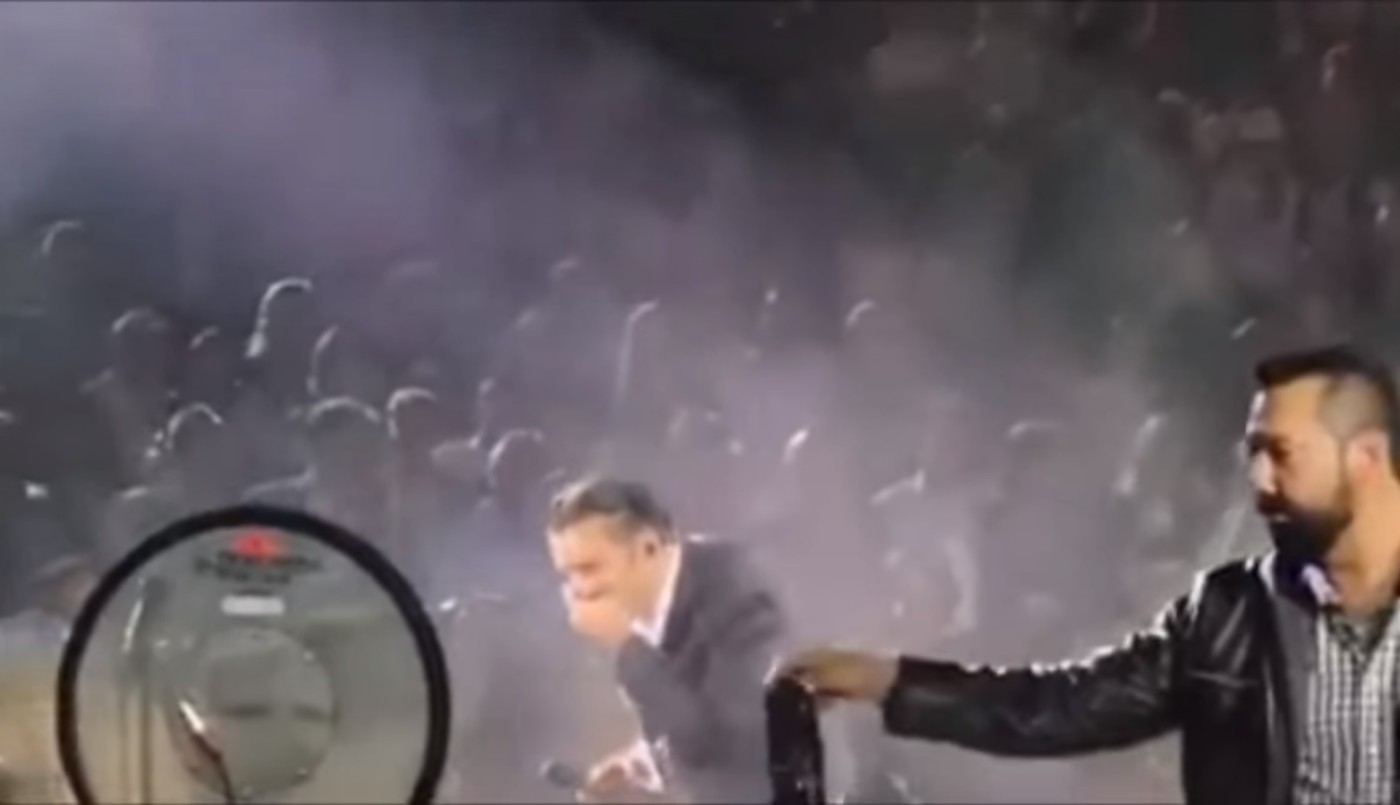 Papelón en el escenario: el cantante Alejandro Fernández casi vomita en pleno show | Espectáculos