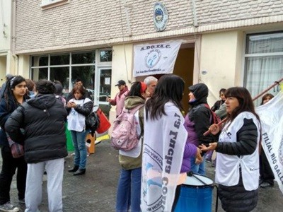 Docentes santacruceños toman el Ministerio de Economía y amenazan con quedarse hasta cobrar | Política