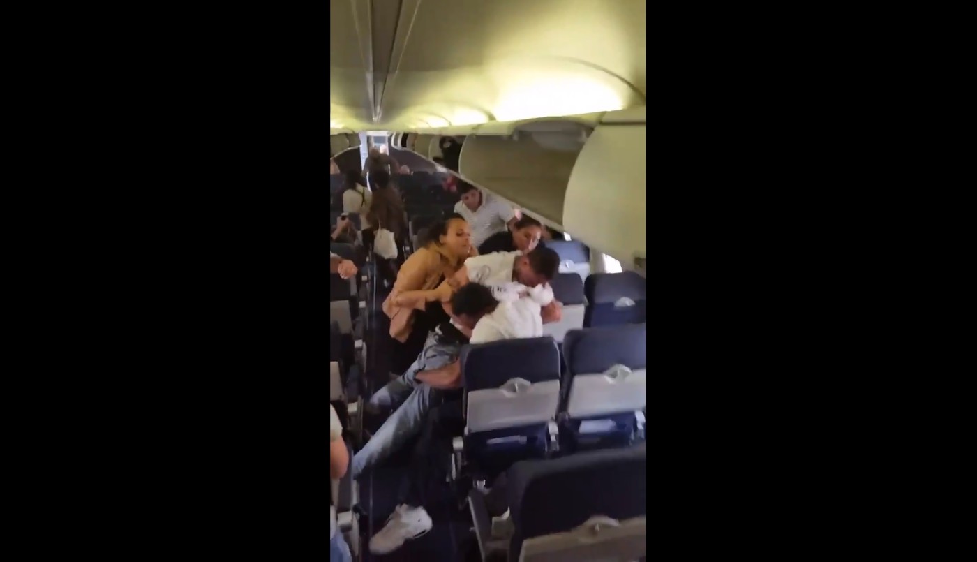 A las piñas en un avión: dos pasajeros se pelearon por un asiento durante un vuelo | Internacionales