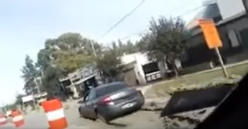 #EsViral Quiso esquivar el tránsito en la ruta y se quedó encallado en el cemento fresco | Redes