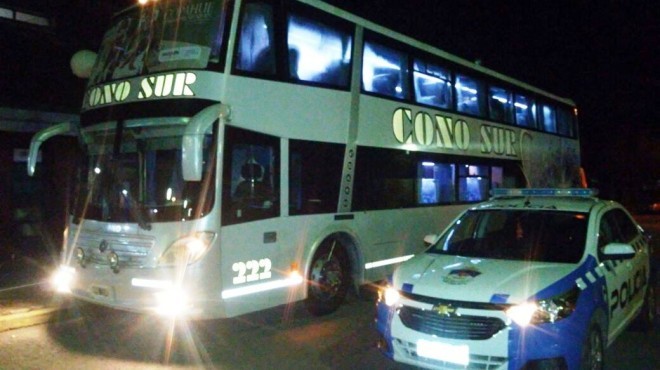 Llevaba medio kilo de cocaína e intentó inhalarla para evitar que lo descubrieran: terminó internado | Actualidad