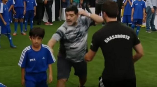 La reacción de Maradona ante una jugada fuerte de un nene | Deportes