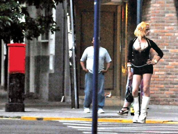 Rosario: Denuncian a un policía travestido que mandó a su vecina a comprar droga | Actualidad