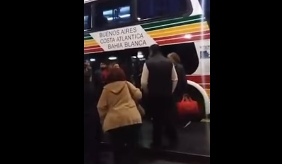 Reconocieron a un femicida y lo escracharon en la terminal de micros de Bahía Blanca | Actualidad