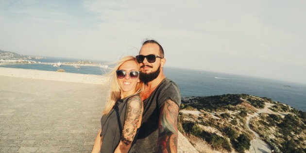 Las parejas que no cuelgan fotos en redes sociales son más felices | Redes