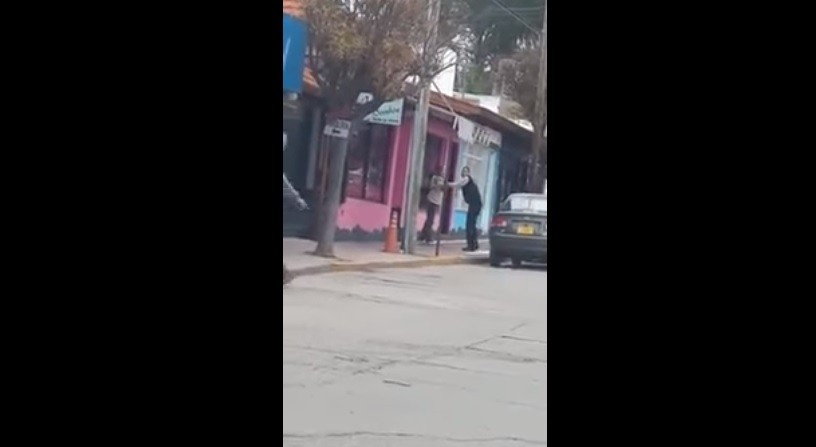 Video: Chofer de colectivo detiene a un hombre acusado de manosear a una adolescente | Actualidad