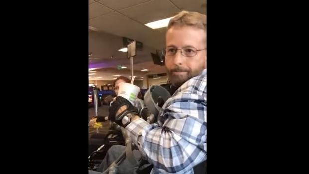 La violenta reacción de un estadounidense en silla de ruedas al oír a otro hablando con su madre en castellano | Internacionales