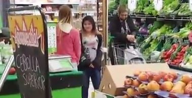 #EsViral Clientes de un supermercado cantan el himno entre frutas y verduras | Redes
