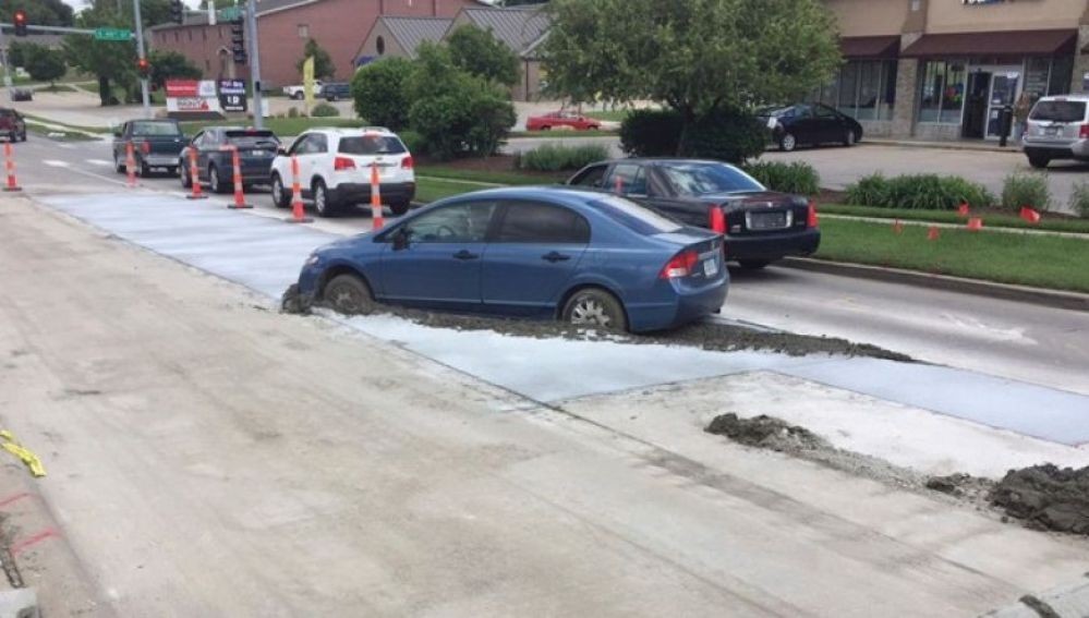 Su auto quedó atrapado en cemento por no esperar el avance de autos en el tránsito | Curiosidades
