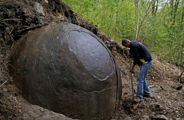 Misterio por la enigmática roca redonda que atrae miles de turistas en Bosnia | Curiosidades