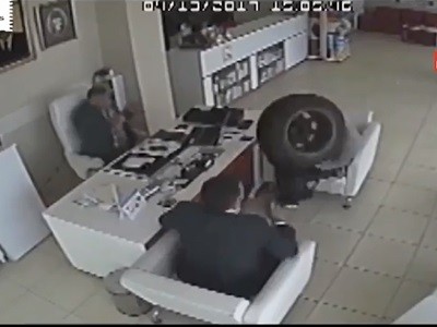 #EsViral Golpeados por una rueda dentro de una farmacia | Redes