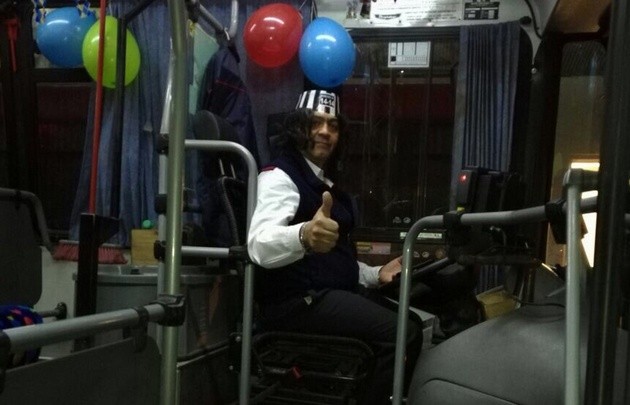 El chofer que convirtió el colectivo en un salón de fiestas para celebrar su cumpleaños | Curiosidades