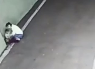 Video escalofriante: el momento en que una madre abandona a un bebé en un estacionamiento | Internacionales