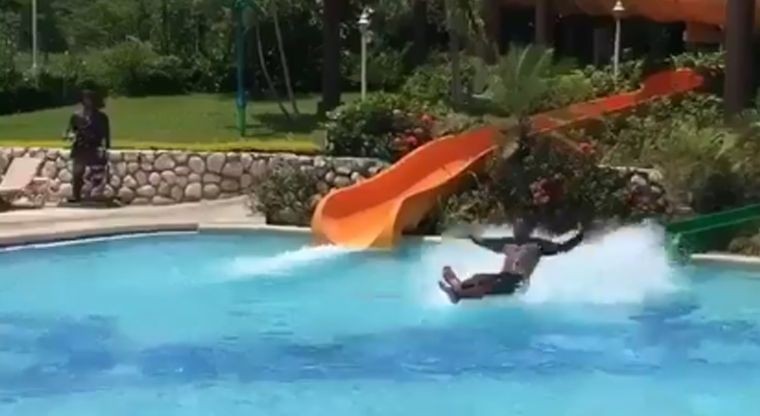 ¿Truco o realidad?: el hombre que se desliza sobre el agua y sorprende a todos | Curiosidades