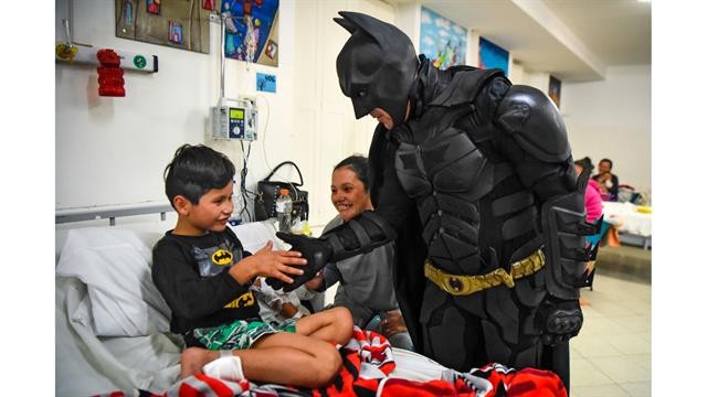 La historia del BAtman anónimo que visita a los chicos del Hospital de Niños de La Plata | Actualidad