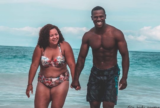Alto impacto en Instagram:  la foto de una mujer y su novio en malla paseando por la playa | Redes