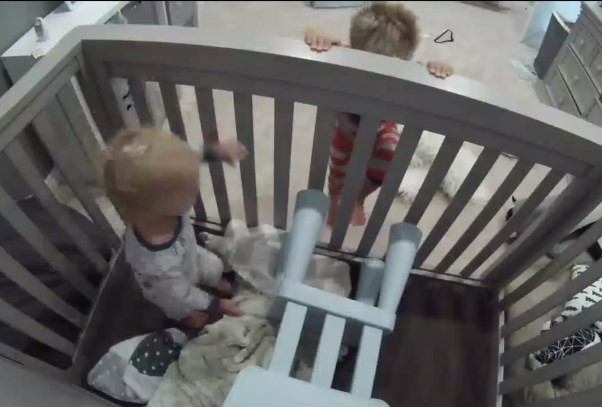 video tierno y aterrador: el nene que ayuda a su hermano a escapar de la cuna de noche | Redes