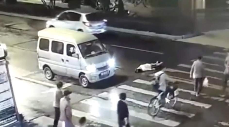 Video escalofriante: mujer es atropellada dos veces y nadie la ayuda | Internacionales