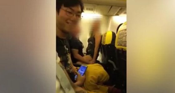 El hombre filmado teniendo sexo en un avión está en pareja con otra mujer y espera un hijo | Redes
