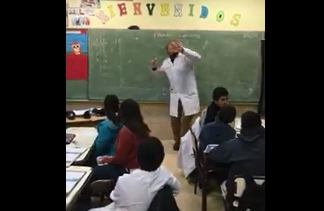 El docente que da clase al ritmo de "Despacito" | Redes