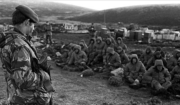 Las fotos de la rendición de Malvinas a 35 años del fin de la guerra | Política