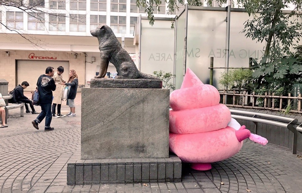 Furor japonés por esta caca de perro rosa de peluche gigante | Curiosidades