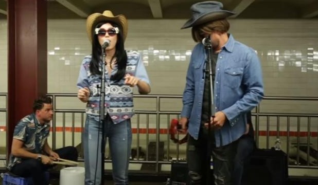 Miley Cyrus se disfrazó y revolucionó el subte de Nueva York junto a Jimmy Fallon | Espectáculos