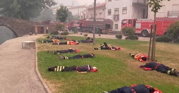 La foto viral de los bomberos que luchan contra el devastador incendio en Portugal | Redes