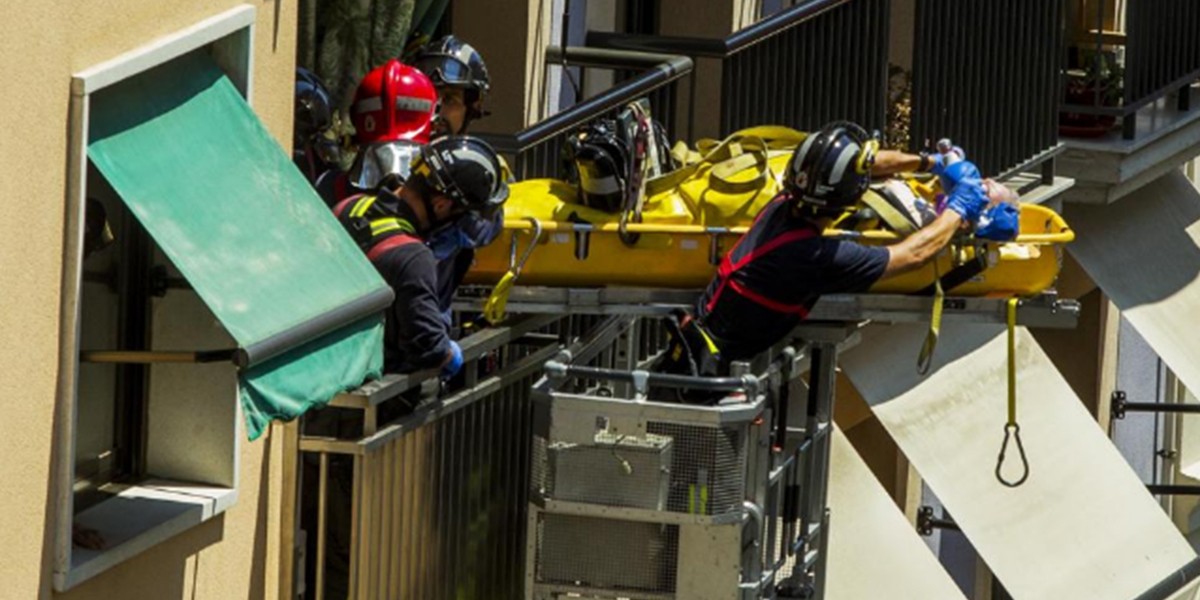 El impresionante rescate de un hombre que sufrió un infarto y debió ser sacado de su casa por la ventana | Curiosidades