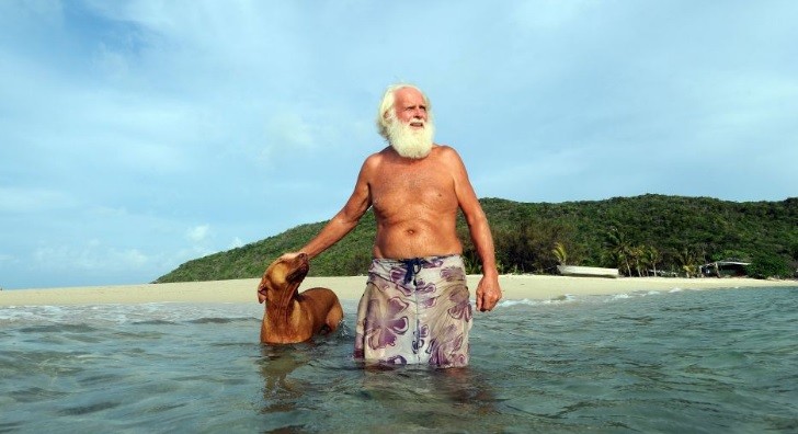 Un millonario perdió todo y hace más de 20 años vive en una isla solo con su perro | Curiosidades