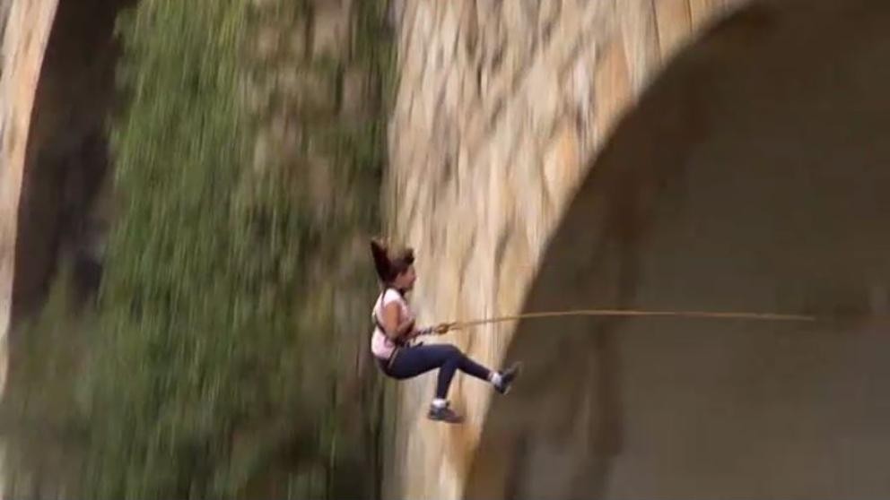 Un instructor de puenting, hablaba mal inglés, hubo confusión y murió una joven | Curiosidades