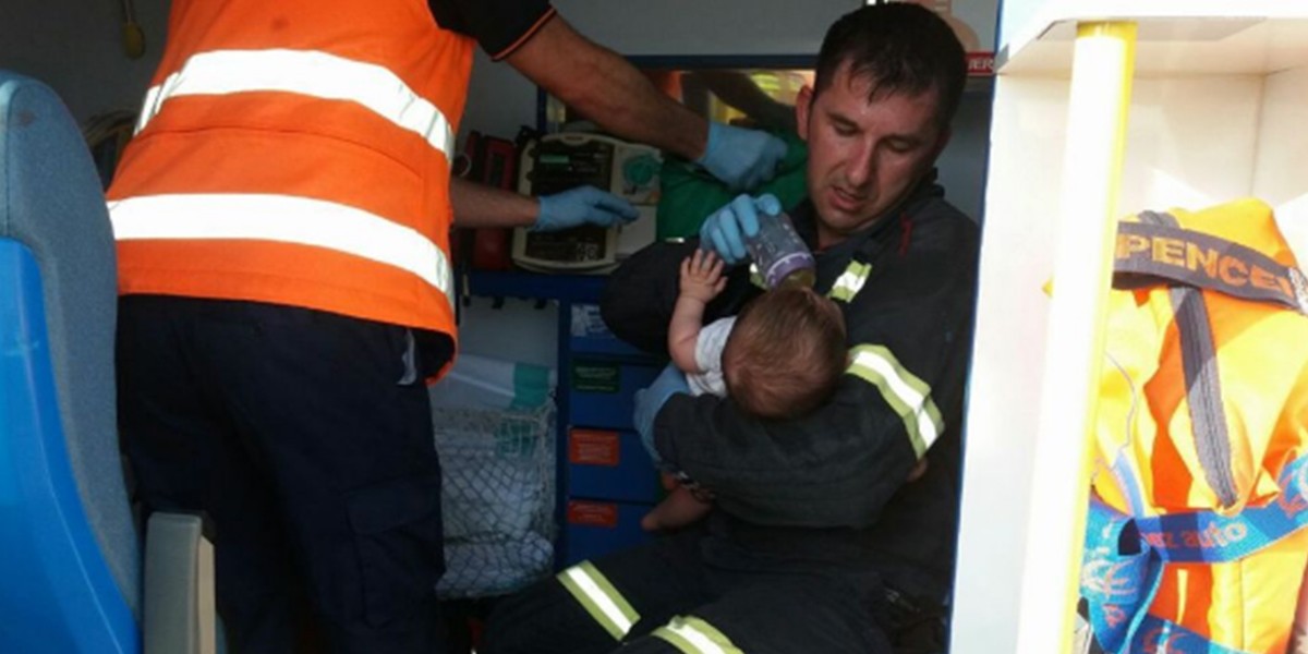 La tierna imagen de un bombero alimentando al bebé que rescató de un accidente de tránsito | Redes