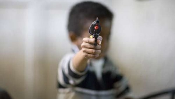 Un nene de 3 años hirió a su tío cuando manipulaba un arma que encontró en la casa | Actualidad