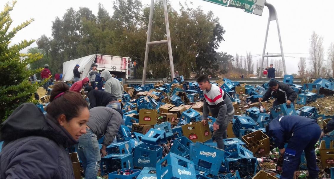 San Juan: un camión que transportaba cerveza volcó en la ruta y la gente se desesperó para conseguir botellas | Actualidad