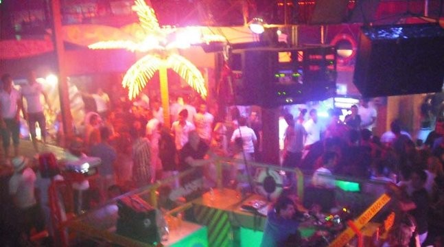 Le dieron una paliza a un DJ en un boliche porque pasó 10 veces el tema "Despacito" | Internacionales