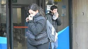 Protesta asquerosa: fue con un balde de materia fecal y lo tiro en la empresa de agua de Bahía Blanca | Actualidad