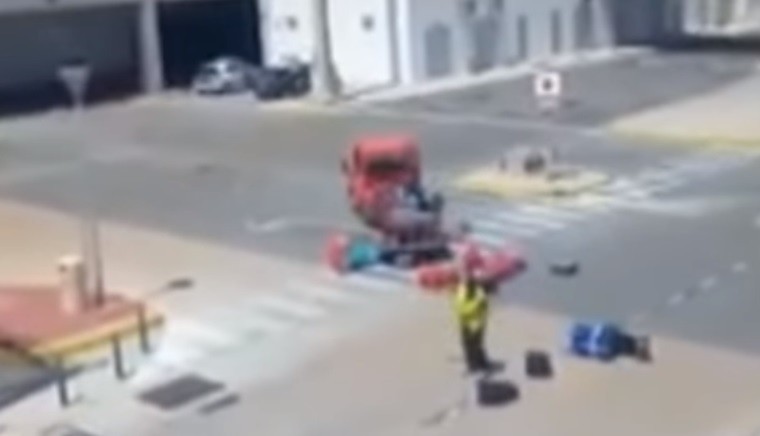 Escándalo viral por este maletero que arroja por los aires las valijas de los pasajeros | Internacionales