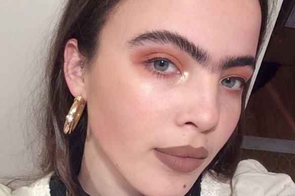 Scarlett Costello, la modelo a la que llamaban "ogro" y ahora reivindica la "uniceja" | Redes