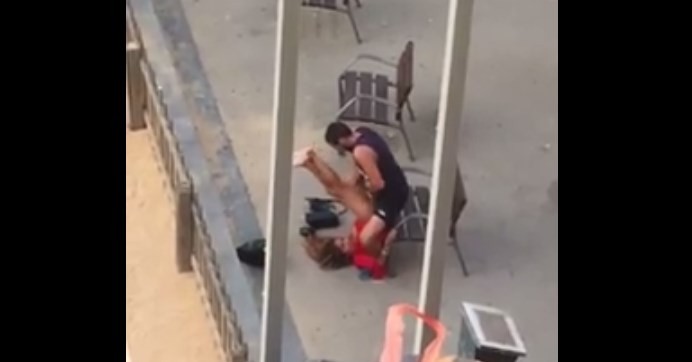 Escándalo en España: grabaron a una pareja teniendo sexo frente a una plaza y a plena luz del día | Redes