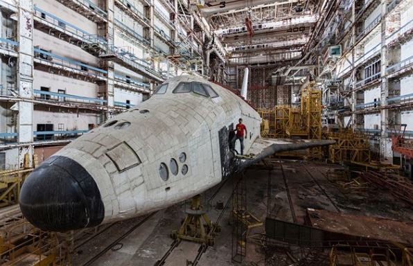 Youtubers se infiltraron en una base rusa y hallaron transbordadores de la época soviética | Redes