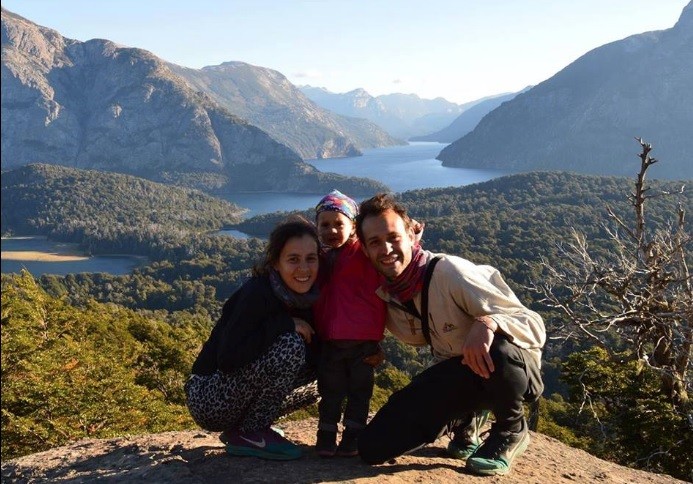La aventura de una pareja con su pequeña hija que viaja de Ushuaia a Alaska haciendo dedo | Curiosidades