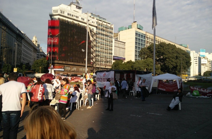 Médicos bonaerenses instalaron una carpa sanitaria en el Obelisco | Actualidad